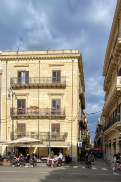 15.10.2020 - Palermo, gegenüber Teatro Massimo: prachtvolles Bürgerhaus
