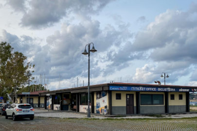 25.10.2020 - Fahrt nach Lipari ... ja, das *ist* das Ticket Office von Siremar