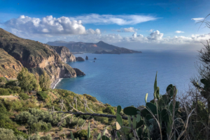 30.10.2020 - Giro di Lipari. Bick auf Vulcano und Spiaggia Valle Muria