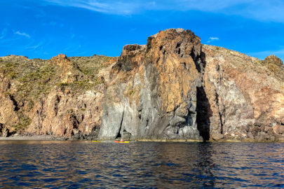 1.11.2020 - Kayaktrip Vulcano, vor der 100m-Wand von Punte della Crapazza