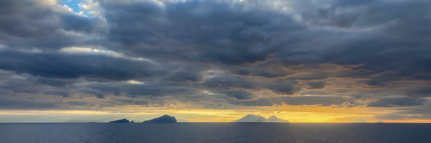 3.11.2020 - Fahrt nach Stromboli, Blick auf Panarea und Salina