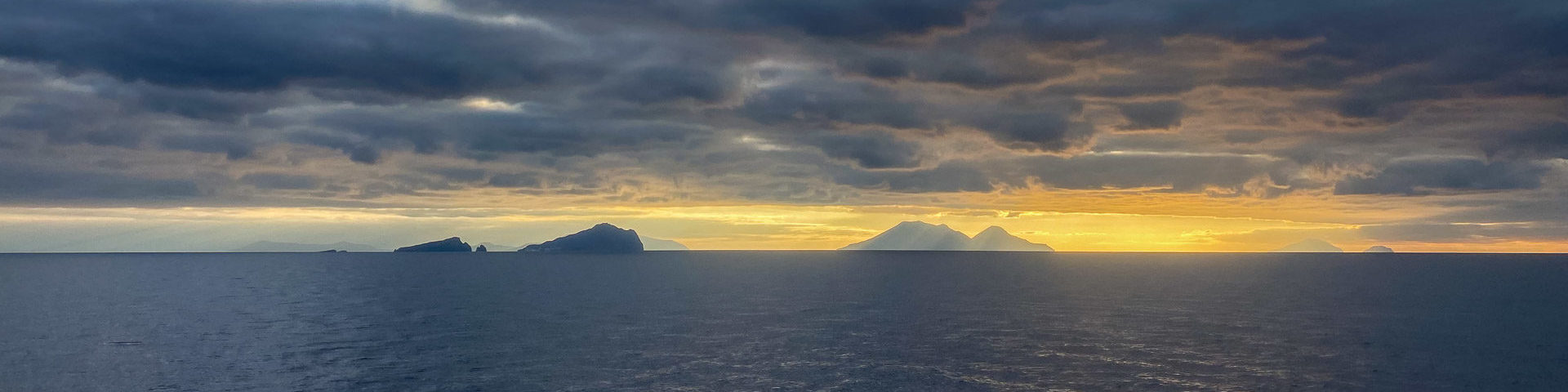 3.11.2020 - Fahrt nach Stromboli, Blick auf Panarea und Salina