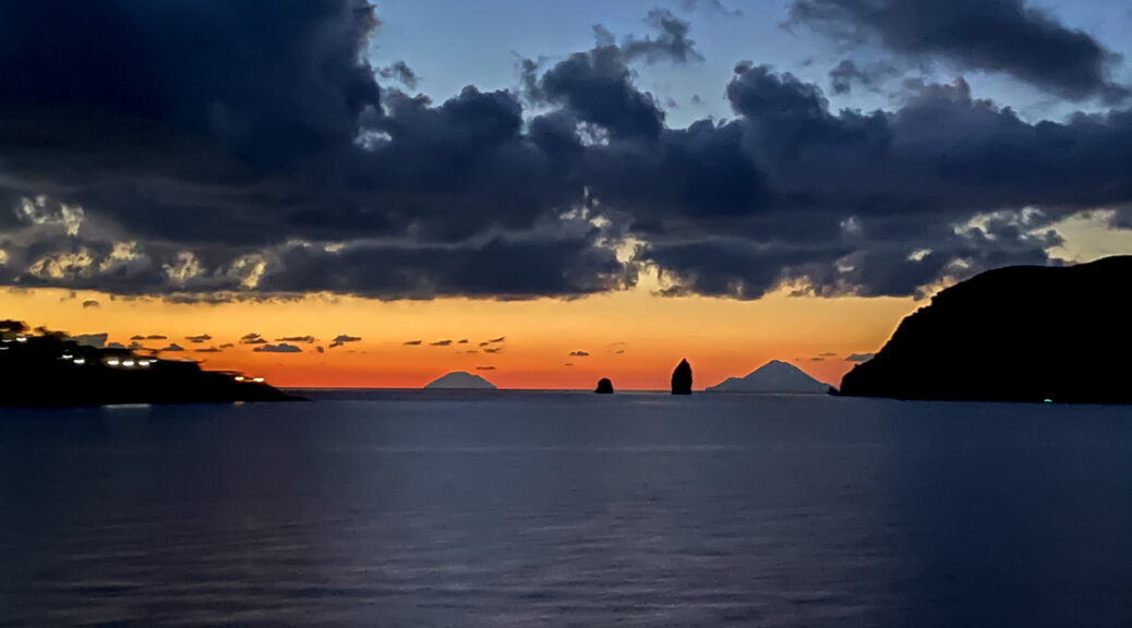 5.11.2020 - Zwischen Lipari und Vulcano: Faraglione di Lipari, dahinter Alicudi und Filicudi