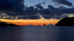 5.11.2020 - Zwischen Lipari und Vulcano: Faraglione di Lipari, dahinter Alicudi und Filicudi