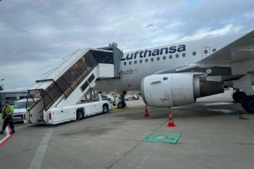 31.10.2021 - der A319 wird mit Panzertape geflickt ;-)