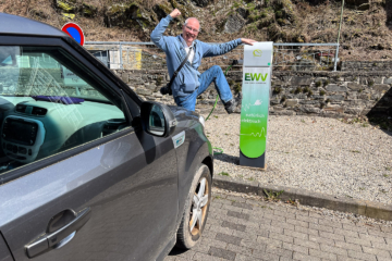 19.4.2023 - Monschau: Die Ladesäule funktioniert :-)