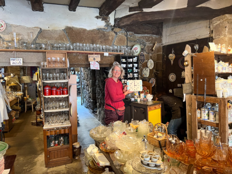 3.6.2023 - Radtour Abbaye de Beauport, Karin shoppt im „Brocante“, Paimpol (Uhr für Abbenroth)
