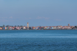 19.3.2025 - Venedig, Inselhopping, Sant Erasmo, Blick auf Burano
