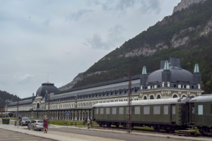 1.6.2025 - Canfranc - das 241 m lange Bahnhofsgebäude von 1928
