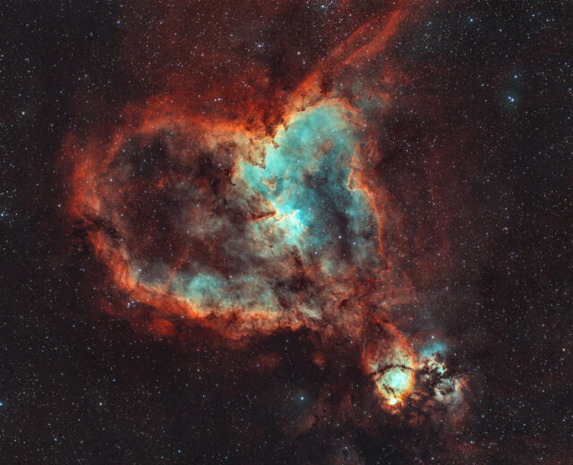 25.1.2026 - IC1805 Heart Nebula, Forrax, Mosaic DBE, 1.6h RGB, 6.5h Ha, 12.5h S2, 19h O3 im Dez 2025